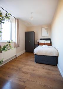 LONDON LIVING 4 Bedroom Apartment near Notting Hill!