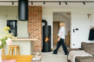 Rumiane pola - stodoła na Mazurach z widokiem na jezioro