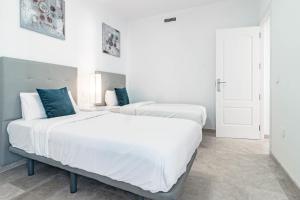 JM2B2 - Modern 2 Bed apt with amazing sea views