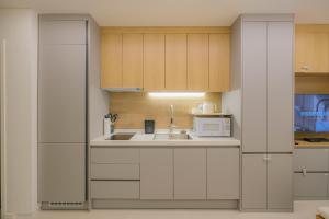 Gangnam Seolleung 5min, New Premium 2BR, 2 Queens, Rooftop, Gym