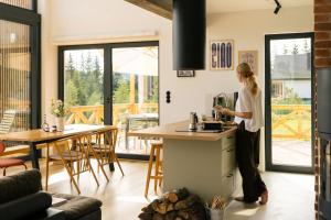 Rumiane pola - stodoła na Mazurach z widokiem na jezioro