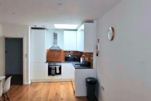 1 Bed Apartment by Brookland Stays Serviced Accommodation Short Lets Hemel Hempstead with Free WiFi