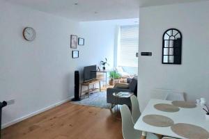 1 Bed Apartment by Brookland Stays Serviced Accommodation Short Lets Hemel Hempstead with Free WiFi