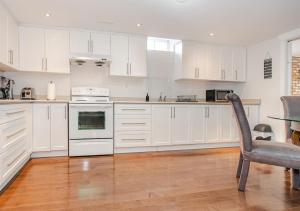 2 bedroom apartment-2 free parking -14 min to Pearson airport