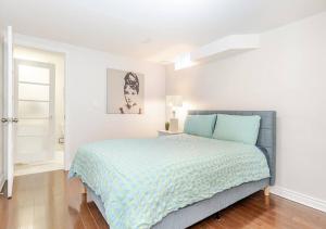 2 bedroom apartment-2 free parking -14 min to Pearson airport