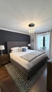 Beautiful Home with Hot tub by YYZ, 20min to CN Tower