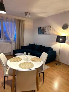 Modern & cozy apartment near hockey & football arena