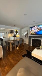 Beautiful Home with Hot tub by YYZ, 20min to CN Tower