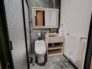 House near the best restaurants and garden events