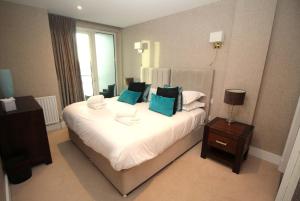 Les Bateaux - Frontline Views of Poole Quay from Balcony