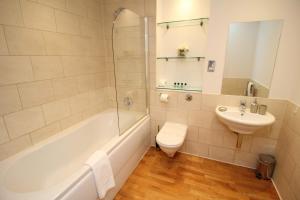 Les Bateaux - Frontline Views of Poole Quay from Balcony