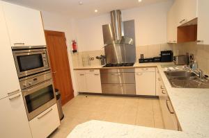 Les Bateaux - Frontline Views of Poole Quay from Balcony