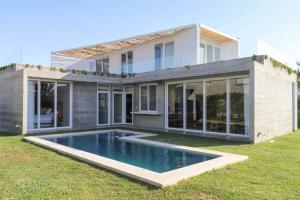 J Home 4BR with Private Pool in Paracas by Wynwood House
