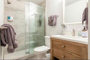 The Lodge Life Updated 2 and Loft in the heart of town