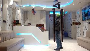 Just Renovated - Del Fox Hotel New Delhi - Just a Minute Away From New Delhi Railway Station and Connaught Place