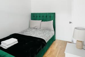 2 Bed Apartment - Sleeps 10 - Wifi Near Transport