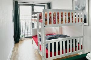 2 Bed Apartment - Sleeps 10 - Wifi Near Transport