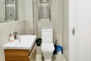 2 Bed Apartment - Sleeps 10 - Wifi Near Transport