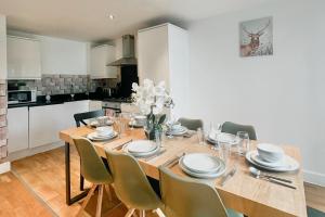 2 Bed Apartment - Sleeps 10 - Wifi Near Transport