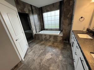 Peaceful 4 bedroom house near lake access