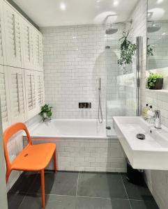 Modern 2-bedroom flat with private garden