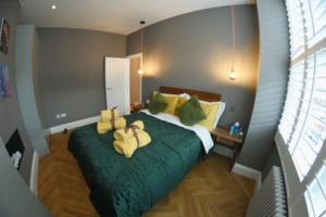 Modern 2-bedroom flat with private garden