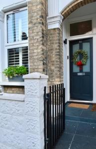 Modern 2-bedroom flat with private garden