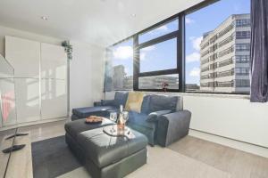 Heathrow Retail Park Aprt Sleeps SEVEN Turbo WiFi