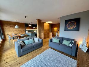 Luxury 9-Bed Apartment Steps from Ski Slopes with Parking & Ski Box
