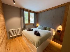 Luxury 9-Bed Apartment Steps from Ski Slopes with Parking & Ski Box