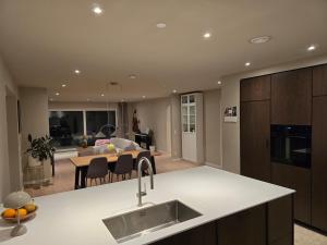 Modern Home - Walk to beach & 20m train to CPH