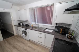 Spacious 4-Bed Home Ideal for Contractors