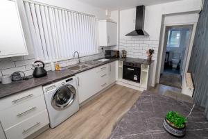 Spacious 4-Bed Home Ideal for Contractors