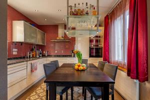 Lake and Mountain View Villa with Whirlpool and Free Parking in Huenibach