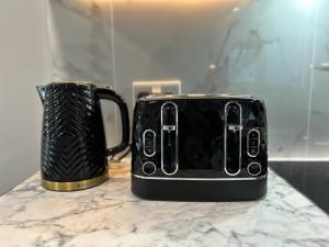 Spacious 5 Bedroom House in Acton Sleeps 10