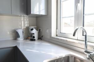 Sunny Condo- Pool Walk to the Beach