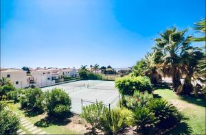 Sunny Condo- Pool Walk to the Beach
