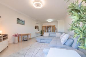 Sunny Condo- Pool Walk to the Beach