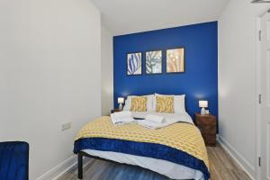 Great for groups, 7 bedroom 4 bathroom 2x parking by StayByNumbers