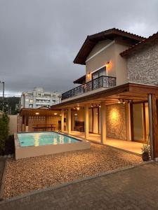 Casa Pedra e Luz em Bombinhas com piscina aquecida