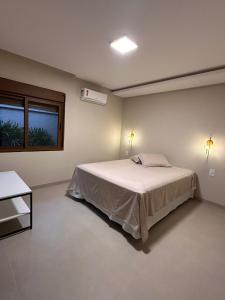 Casa Pedra e Luz em Bombinhas com piscina aquecida