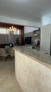 Casa de praia espaçosa com piscina