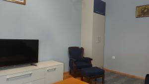 BY THE PARK free parking