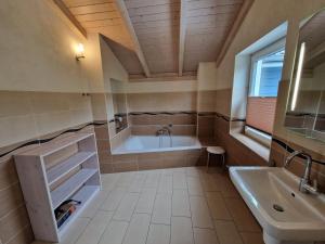 Halligwelt 18 - Ferienhaus mit Kamin, Sauna und Garten