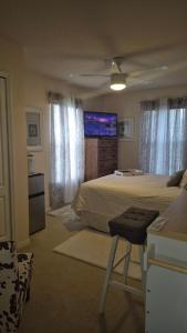 NO DAY OF BOOKING 24 HOURS NOTICE One private Master Efficency Suite Room with Bathroom for one person or couple with a pool breakfast included message here or email Floridastylz74 g mail com