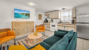 Later Gator - Pool - Canal - Wilton Drive