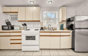 Later Gator - Pool - Canal - Wilton Drive