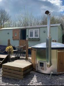 Shepherds Hut with Hot Tub