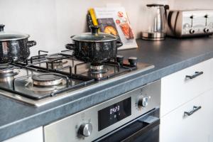 NEW Refurbished HOUSE, Contractor & Business, FREE Wi-Fi, Parking