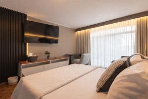 Miranthia Hotel Business and family